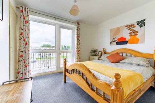 En eller flere senge i et værelse på Charming 3-Bed Chalet in Hemsby sleeps 6