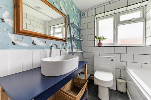 Et badeværelse på Charming 3-Bed Chalet in Hemsby sleeps 6