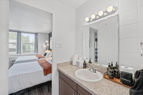 Postel nebo postele na pokoji v ubytování Modern Stay Comfort-Free Parking