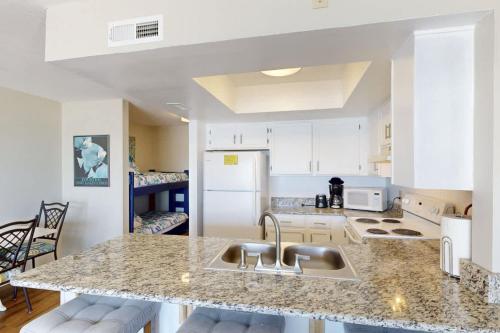 Η κουζίνα ή μικρή κουζίνα στο Surf City Getaway - Pool & Ocean Views Villa