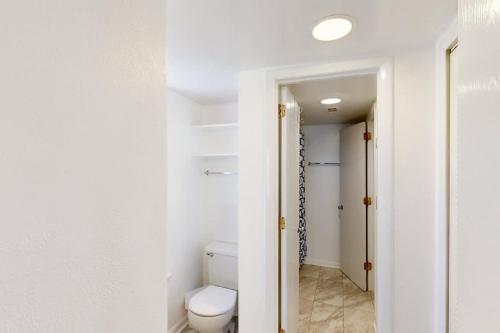 Ένα μπάνιο στο Surf City Getaway - Pool & Ocean Views Villa