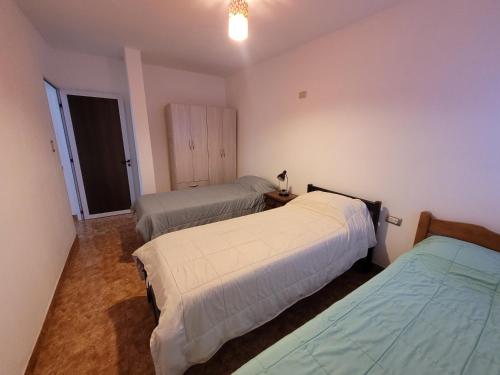 una habitación con dos camas en una habitación en Duplex temporal VyC con estacionamiento, en San Fernando del Valle de Catamarca