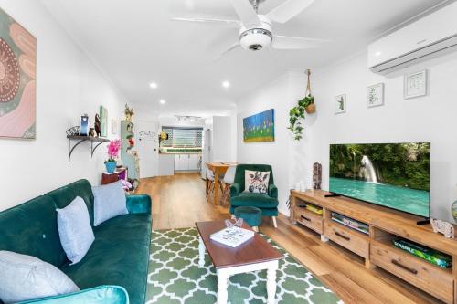 Televisyen dan/atau pusat hiburan di Seaside Serenity: Charming 2-Bedroom Getaway