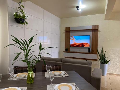 Μια τηλεόραση ή/και κέντρο ψυχαγωγίας στο Apartamento Canaã