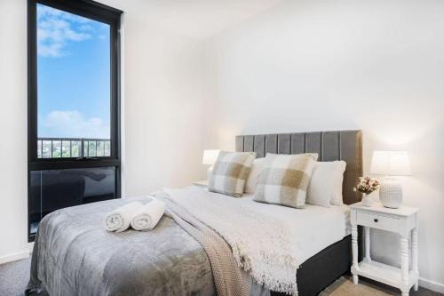 En eller flere senge i et værelse på Stylish 1BR Apt in Ivanhoe with Free Parking