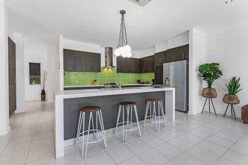 Η κουζίνα ή μικρή κουζίνα στο Riverlyne - Riverfront Holiday Home