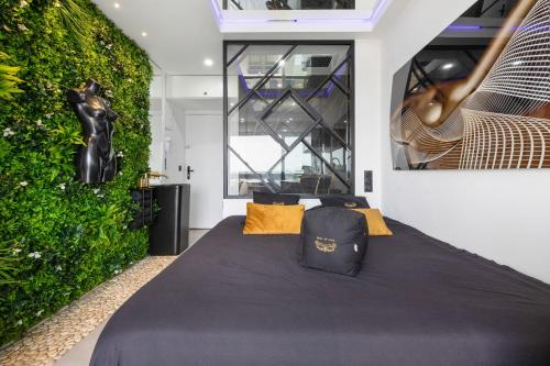 - une chambre avec un lit et un sac à dos dans l'établissement Village Naturiste R4N - Mask Off Room Port Nature, au Cap d'Agde