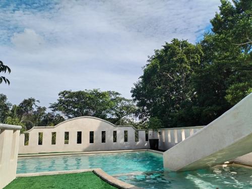 una piscina en el patio trasero de una casa en Hotel Sacbe Coba, en Cobá