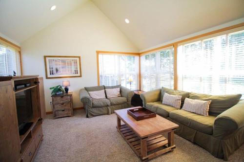 een woonkamer met een bank en een tv bij Getaway in Pacific City