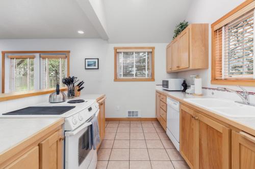 een keuken met witte apparaten en houten kasten bij Getaway in Pacific City