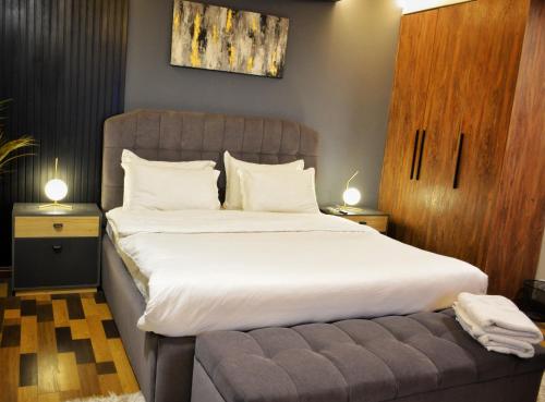 Giường trong phòng chung tại Gold Crest Grand Mall Luxury Apartments by Alvis Suite