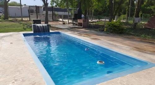 una piscina en un patio azul en Cabaña Las Catas, en General Enrique Mosconi