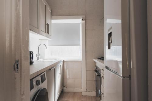 Dapur atau dapur kecil di Stylish 3BR Home near Hampden No 264 with Free Parking