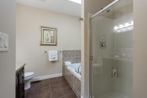 Vannituba majutusasutuses Luxury Rainbow House with Pool Table, Oceanview