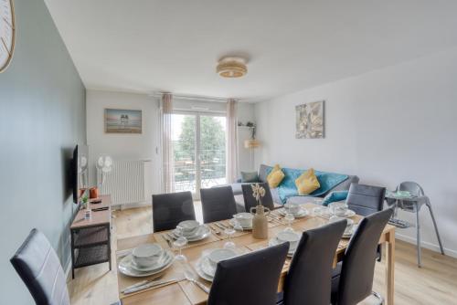 une salle à manger avec une table et des chaises dans l'établissement Lafya : ParisNord, Villepinte, CDG, StadedeFrance, au Blanc-Mesnil