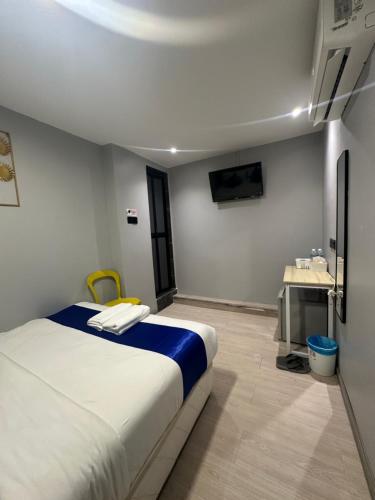 Katil atau katil-katil dalam bilik di SS Grey inn Bukit Bintang