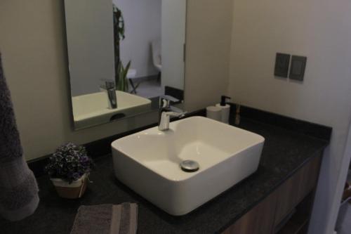 a bathroom with a white sink and a mirror at Apartamento completo planta baja Colonia Moderna in Guadalajara