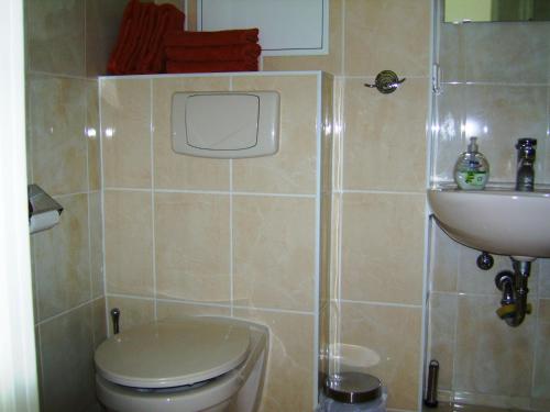 łazienka z toaletą i umywalką w obiekcie Nikol Apartments w Berlinie
