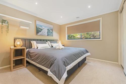a bedroom with a bed and a window at The Great Escape - Echuca Holiday Homes in Moama