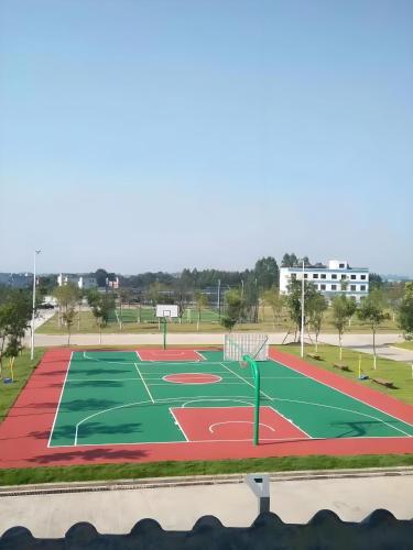 a basketball court in a park at Yunyuexi Hotel - Guangzhou Baiyun Cengang Branch in Guangzhou