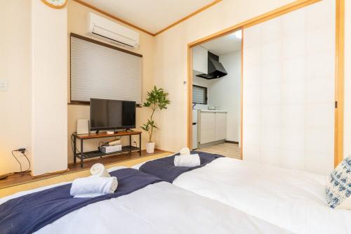 Ένα ή περισσότερα κρεβάτια σε δωμάτιο στο Cozy condo for 2 PPL near Teradacho Sta 4 min walk cecilia201