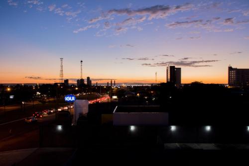 a view of a city skyline at sunset at Select Hotel in Palmas