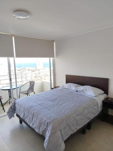 ein Schlafzimmer mit einem Bett und einem Tisch mit Stühlen in der Unterkunft Life 01 in Iquique