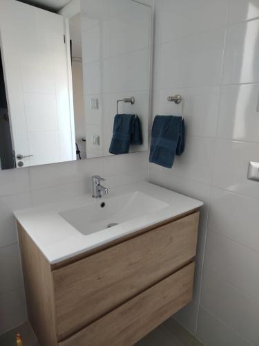 ein Badezimmer mit Waschbecken und Spiegel in der Unterkunft Life 01 in Iquique