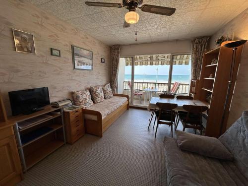 un salon avec un canapé et une table dans l'établissement Studio côtier 3/4 couchages avec parking - FR-1-224C-349, à Saint-Jean-de-Monts