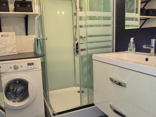 une salle de bain avec une machine à laver et un lavabo dans l'établissement Superbe Appartement Rénové 2 Chambres Face Mer - FR-1-323-577, à Saint-Jean-de-Monts
