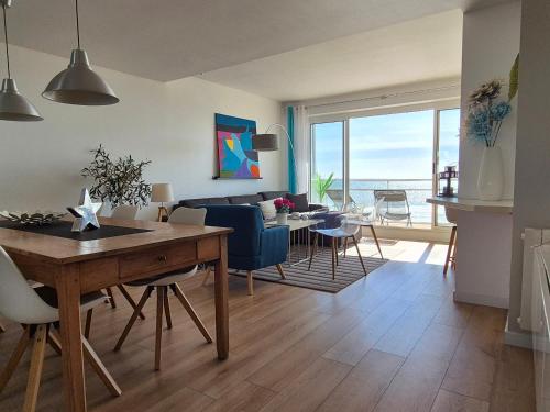 un salon avec une table et une salle à manger dans l'établissement Superbe Appartement Rénové 2 Chambres Face Mer - FR-1-323-577, à Saint-Jean-de-Monts