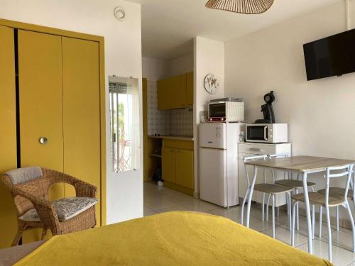 Studio rénové avec balcon et WIFI à Balaruc-les-Bains - FR-1-553-303