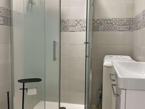 une salle de bain avec douche et lavabo dans l'établissement Studio rénové avec balcon et WIFI à Balaruc-les-Bains - FR-1-553-303, à Balaruc-les-Bains
