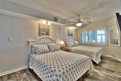 Postel nebo postele na pokoji v ubytování Beach Cove Resort Unit 1622 Top Floor Sleeps 5 Oceanfront