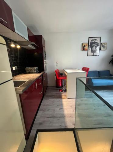 une pièce avec une cuisine et un salon dans l'établissement Petit Dupleix atypique Porte Maillot F3, à Paris