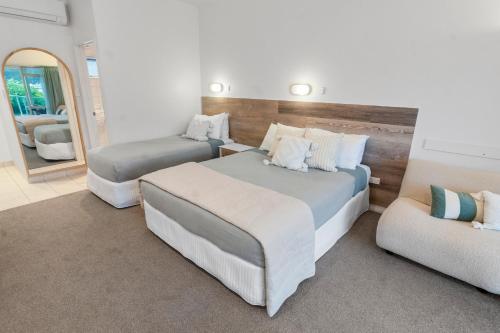 Postel nebo postele na pokoji v ubytování ASURE Admirals View Motel