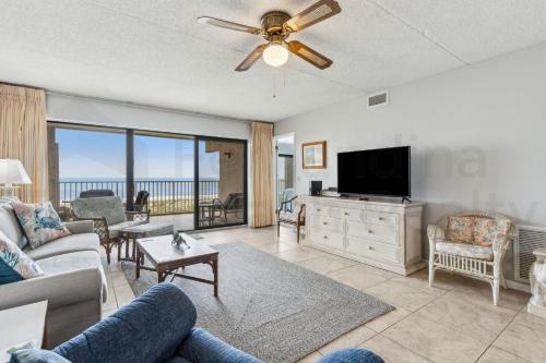 TV a/nebo společenská místnost v ubytování Atlantis Oceanview Condo
