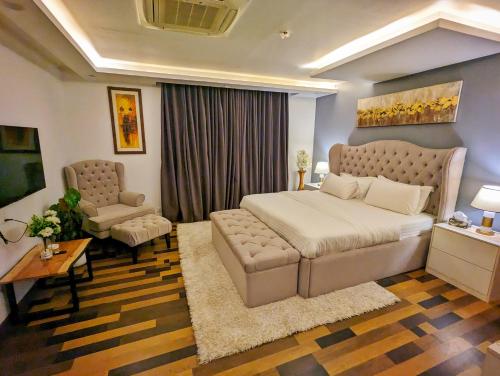 Khu vực ghế ngồi tại Gold Crest Grand Mall Luxury Apartments by Alvis Suite