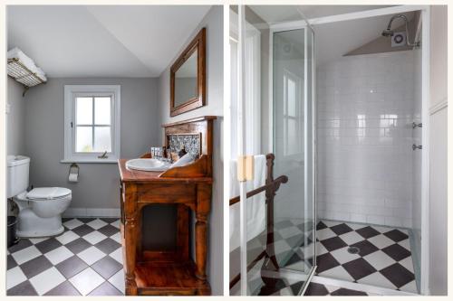 ein Badezimmer mit Waschbecken und Dusche in der Unterkunft Cottage 1 Hyams Beach Seaside Cottages in Hyams Beach