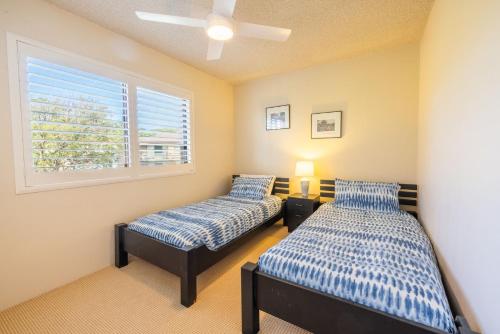 ネルソン・ベイにあるPromenade 9, 8 Intrepid Cl - spectacular water views, air conditioningの窓のある部屋にベッドが2つある