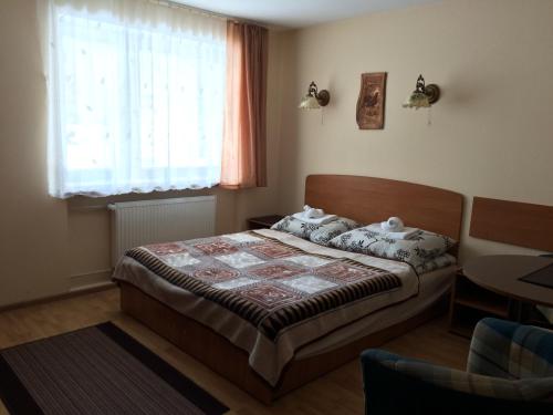 1 dormitorio con cama y ventana en Kufa Jama, en Wisła