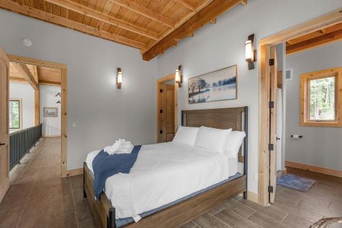 Postel nebo postele na pokoji v ubytování Hayden Lake Lodge, Game Area,Lake access,Sleeps 20
