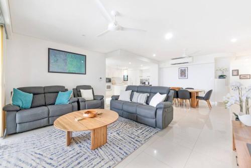 Ruang duduk di Harbour Edge - Moments from Darwin Waterfront & CBD