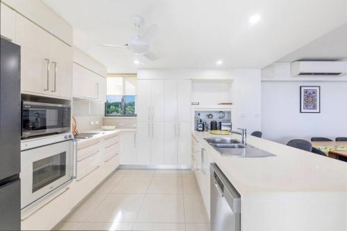 Dapur atau dapur kecil di Harbour Edge - Moments from Darwin Waterfront & CBD