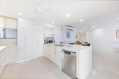 Dapur atau dapur kecil di Harbour Edge - Moments from Darwin Waterfront & CBD