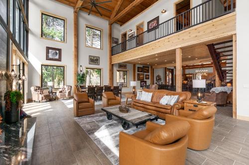 Posezení v ubytování Hayden Lake Lodge, Game Area,Lake access,Sleeps 20