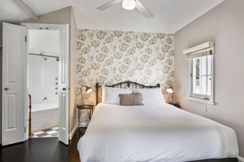 Katil atau katil-katil dalam bilik di Cottage 4 Hyams Beach Seaside Cottages