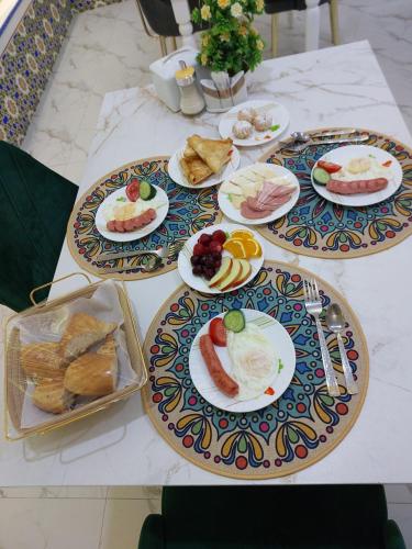 Comida en o cerca de este hotel