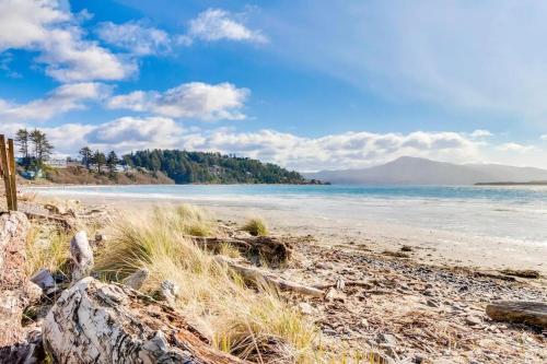 a beach with a view of the water and trees at BelleVueVilla in Tillamook