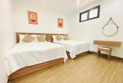 Ένα ή περισσότερα κρεβάτια σε δωμάτιο στο DOLPHIN hotel Thiên Cầm